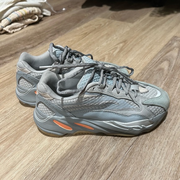 Yeezy Adidas boost 700 V2 in inertia - Picture 2 of 6